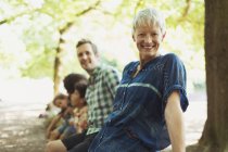 Ritratto famiglia multi-generazione sorridente nel bosco — Foto stock