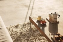 Кавовий горщик і чашки еспресо на кавовому столі у вітальні — стокове фото