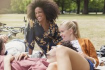 Friends hanging out relaxing in park — Stock Photo