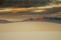 Coucher de soleil spectaculaire sur les dunes de sable et les montagnes, White Sands, Nouveau-Mexique, États-Unis — Photo de stock