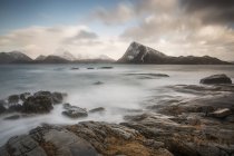 Vistas panorámicas de las montañas y el frío océano escarpado, Islas Vagje Lofoten, Noruega - foto de stock