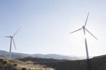 Turbinas eólicas girando en el paisaje rural - foto de stock