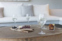 Wein und Käse auf Holztisch — Stockfoto