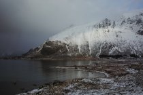 Neve coberto montanhas acima do lago frio, Noruega — Fotografia de Stock