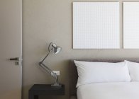 Лампа і настінне мистецтво в сучасному інтер'єрі спальні — стокове фото