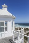 Vista panorámica de la casa de playa con vistas al océano - foto de stock