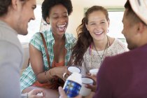 Freunde trinken Tee im Lieferwagen — Stockfoto