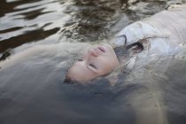 Donna galleggiante nel lago durante il giorno — Foto stock