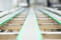 Закрытие конвейерной ленты на заводе — стоковое фото