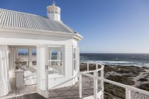 Інтер'єр білої спальні з видом на океан — стокове фото