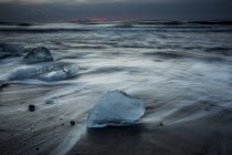 Ghiaccio sulla spiaggia tempestosa dell'oceano freddo, Islanda — Foto stock