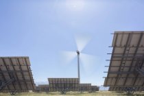 Turbina eólica y paneles solares en el paisaje rural - foto de stock