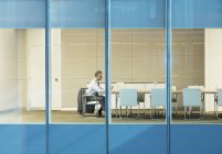 Бизнесмен сидит в конференц-зале — стоковое фото