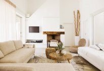 Sala de estar moderna dentro de casa durante o dia — Fotografia de Stock