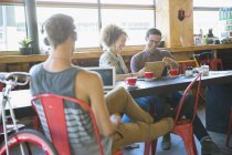 Люди, які використовують цифрові планшети в кафе — стокове фото