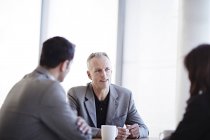 Pessoas de negócios adultos de sucesso conversando em reunião — Fotografia de Stock