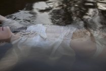 Mulher flutuando no lago durante o dia — Fotografia de Stock