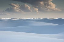 Wolken über ruhigen weißen Sanddünen, weißem Sand, Neumexiko, Vereinigte Staaten — Stockfoto