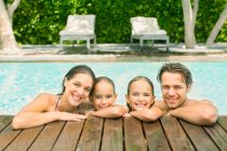 Família relaxando juntos na piscina — Fotografia de Stock