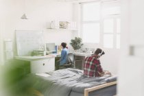 Jovens adultos estudando em apartamento — Fotografia de Stock