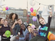 Entusiasta giovani amici adulti prendendo selfie alla festa sul tetto — Foto stock