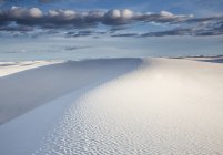 Ruhige weiße Sanddüne, weißer Sand, Neu-Mexiko, Vereinigte Staaten, — Stockfoto