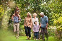 Mehrgenerationenfamilie spaziert gemeinsam im Park — Stockfoto