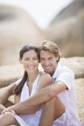 Casal sorrindo juntos ao ar livre — Fotografia de Stock