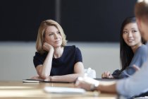 Aufmerksame Geschäftsfrau hört bei Treffen zu — Stockfoto