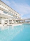 Swimming pool and modern house — Stock Photo