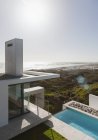 Сучасний будинок і басейн на колінах з видом на океан — стокове фото