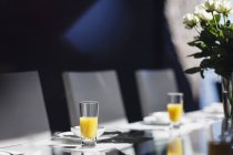 Мимозы на элегантном обеденном столе — стоковое фото