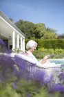 Seniorin nutzt digitales Tablet im Garten — Stockfoto