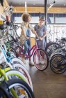 Женщины покупают велосипеды в магазине велосипедов — стоковое фото