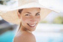 Retrato de mujer sonriente en sombrero de sol - foto de stock