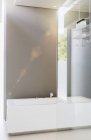 Banheira e parede de vidro no banheiro moderno — Fotografia de Stock