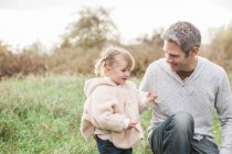 Отец и дочка в осеннем парке — стоковое фото