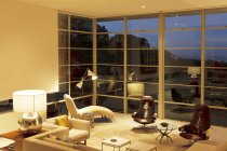 Modernes Wohnzimmer mit hohen Fenstern — Stockfoto