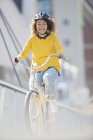 Mujer entusiasta en bicicleta de montar casco - foto de stock