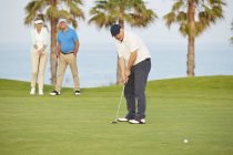 Senioren spielen Golf auf dem Platz — Stockfoto