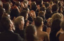 Задний вид аплодирующих зрителей театра — стоковое фото