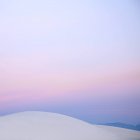 Cielo rosado al atardecer sobre dunas de arena blanca, White Sands, Nuevo México, Estados Unidos - foto de stock
