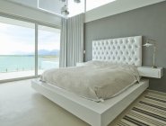 Modernes Schlafzimmer mit Meerblick — Stockfoto
