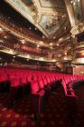 Балкони, сидіння та прикрашена стеля у порожній залі театру — стокове фото