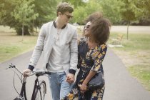 Пара прогулок на велосипеде в парке — стоковое фото