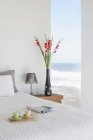 Bandeja de pequeno-almoço na cama no quarto moderno com vista para o mar — Fotografia de Stock