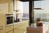 Vista panorâmica da cozinha moderna com vista para o oceano — Fotografia de Stock