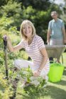 Glückliches Seniorenpaar arbeitet im Garten — Stockfoto