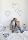 Pintura de casal corações azuis na parede — Fotografia de Stock