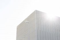 Sol brillando sobre edificio moderno - foto de stock